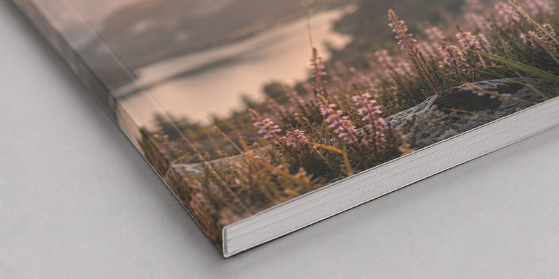 Softcover Fotobuch in schräger Ansicht mit flexiblem Einband